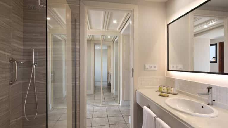 bathroom-2bedroom-suite